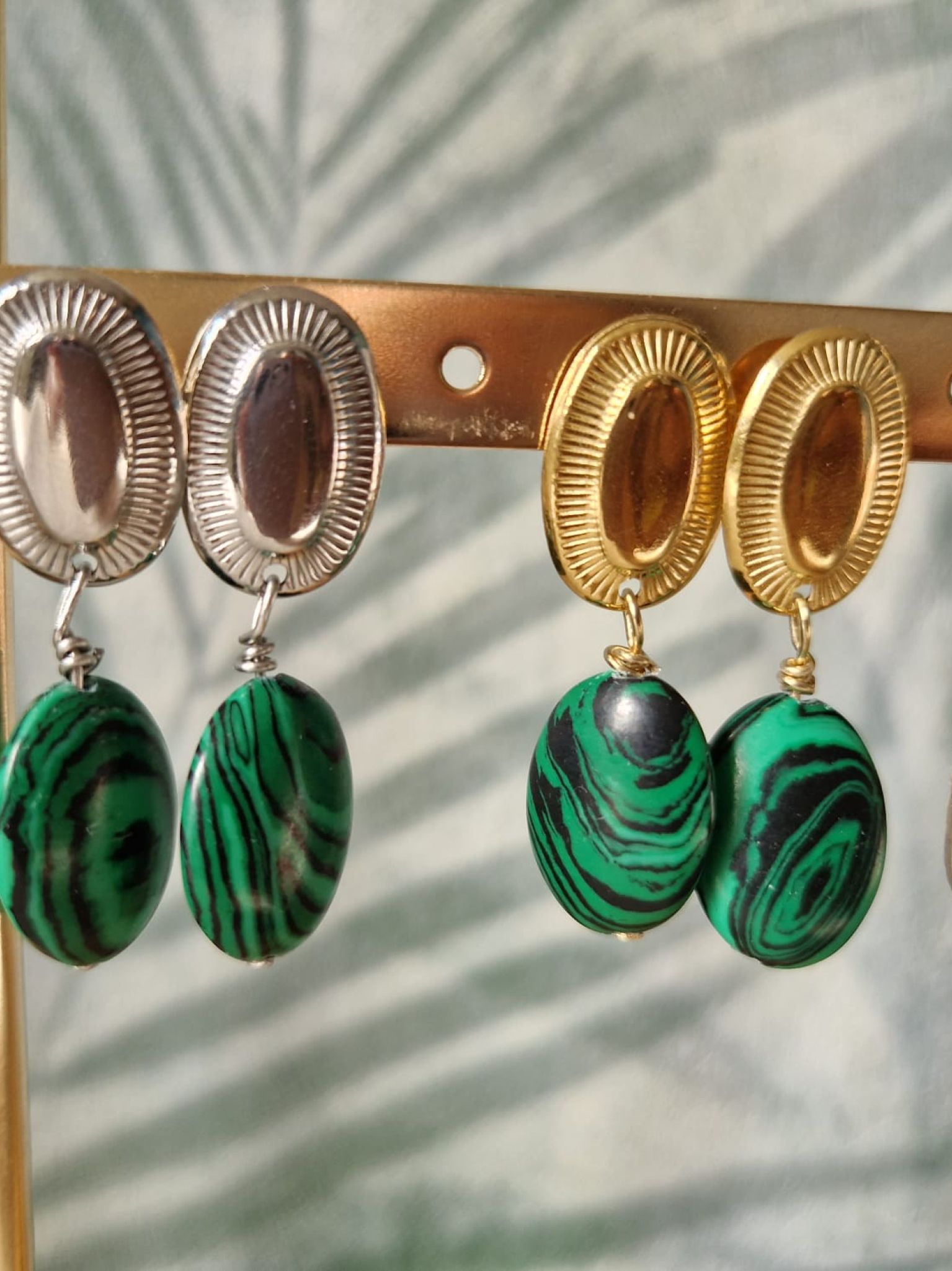 Boucles d'oreilles en malachite Ninon fait main en acier inoxydable disponible en couleur or ou argent