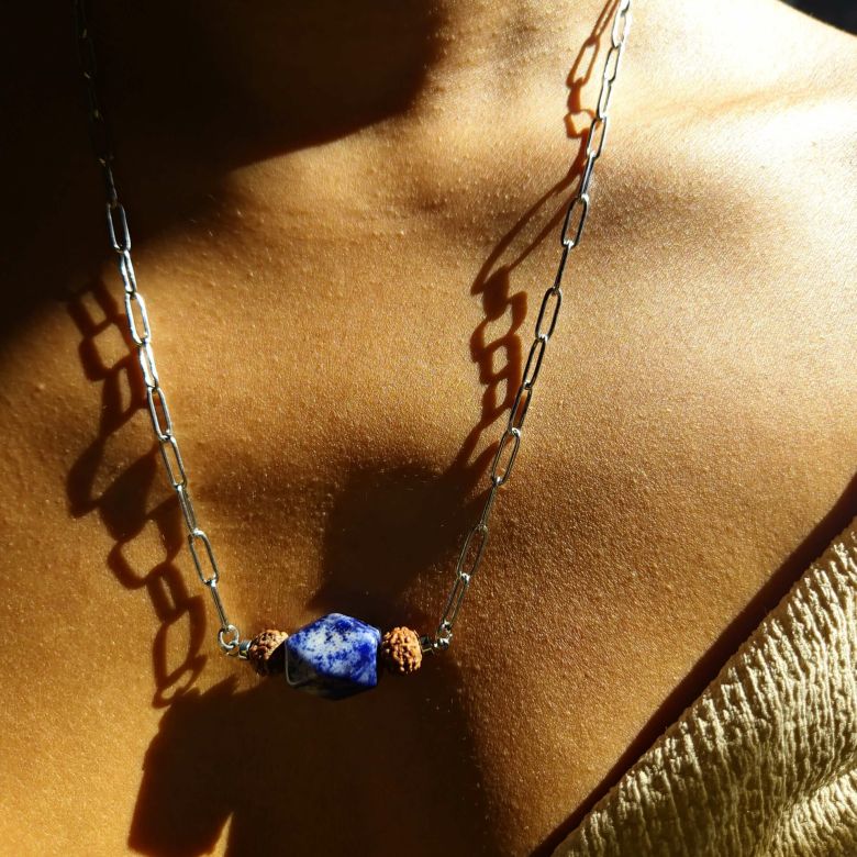 Collier fait main avec graines de rudraksha, sodalite et acier inoxydable