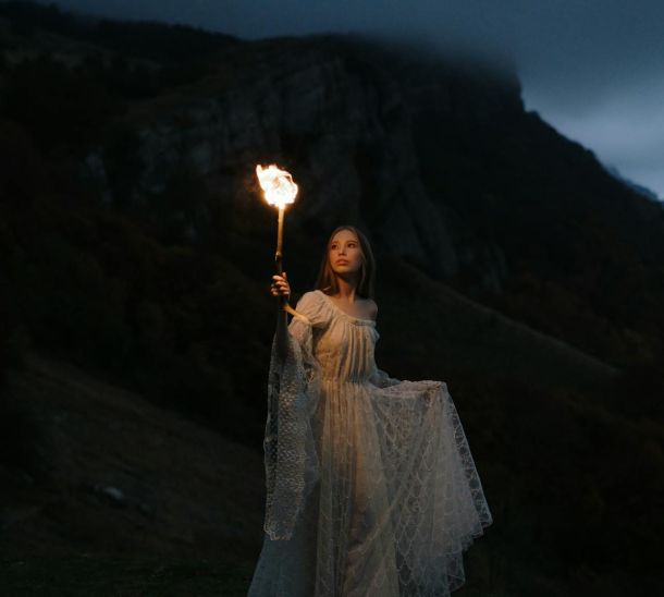 "Décoration pour la fête de Yule avec bougies et nature" "Bijoux en pierres naturelles pour célébrer Yule"