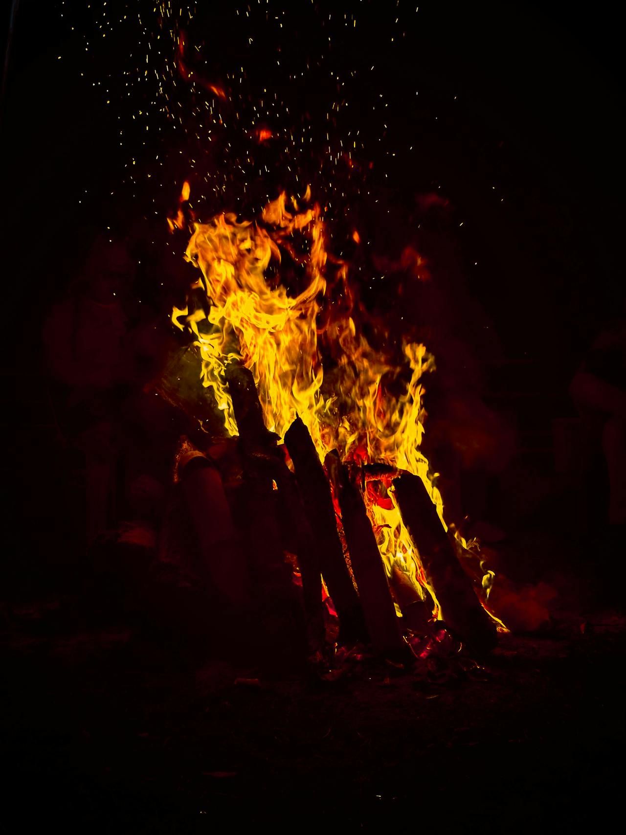 "Décoration pour la fête de Yule avec bougies et nature" "Bijoux en pierres naturelles pour célébrer Yule"