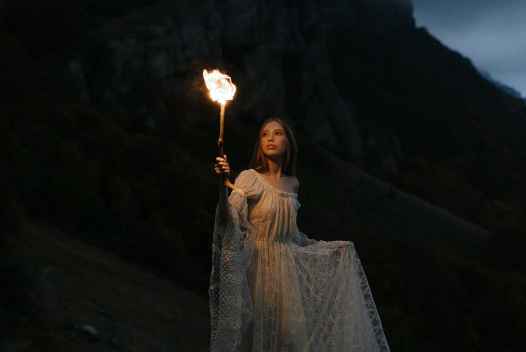 "Décoration pour la fête de Yule avec bougies et nature" "Bijoux en pierres naturelles pour célébrer Yule"