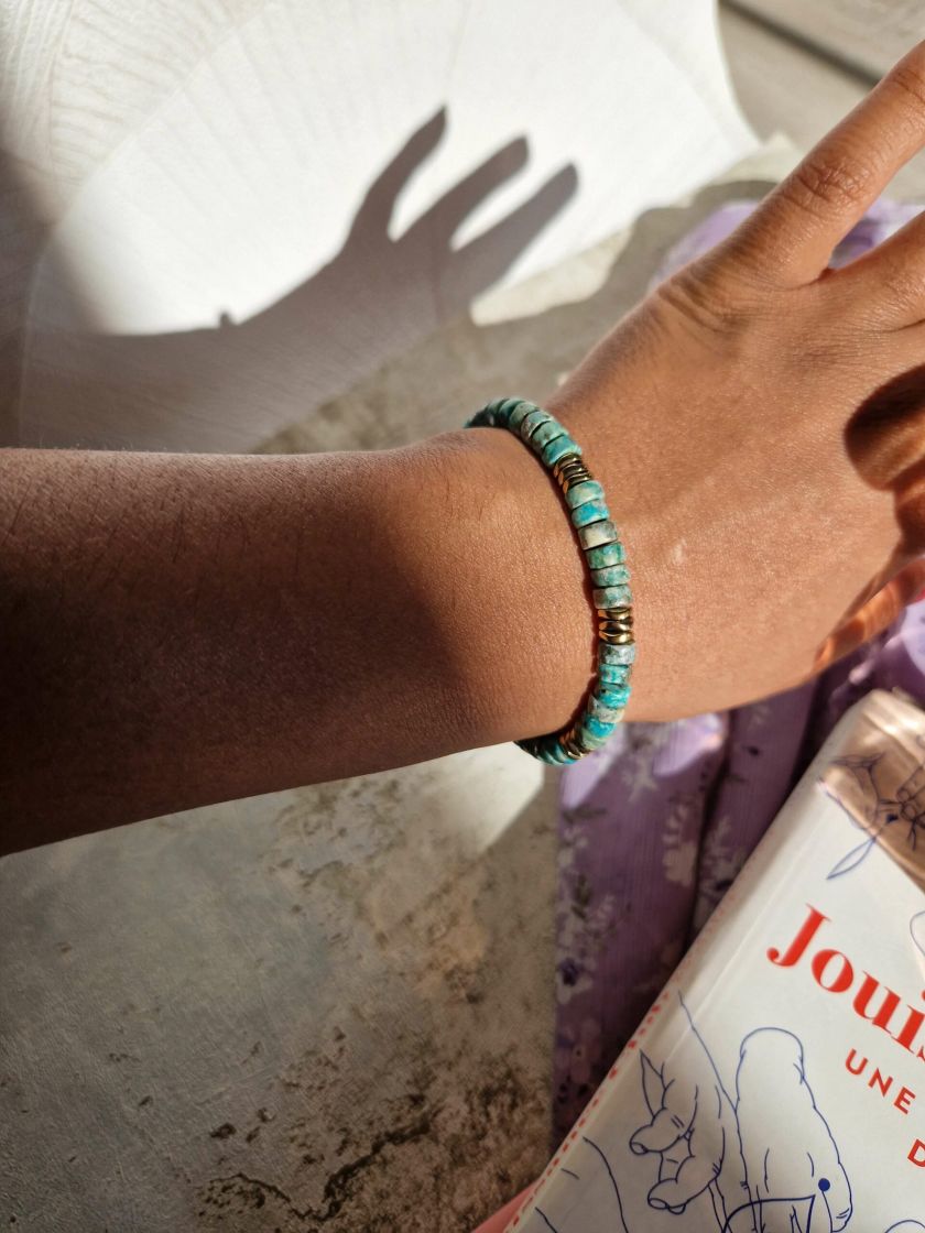 Bracelet en pierres naturelles , acier inoxydable finition or ou argent