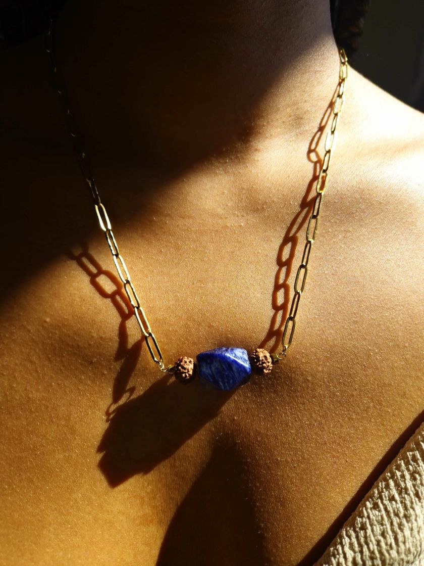 Collier fait main avec graines de rudraksha, sodalite et acier inoxydable