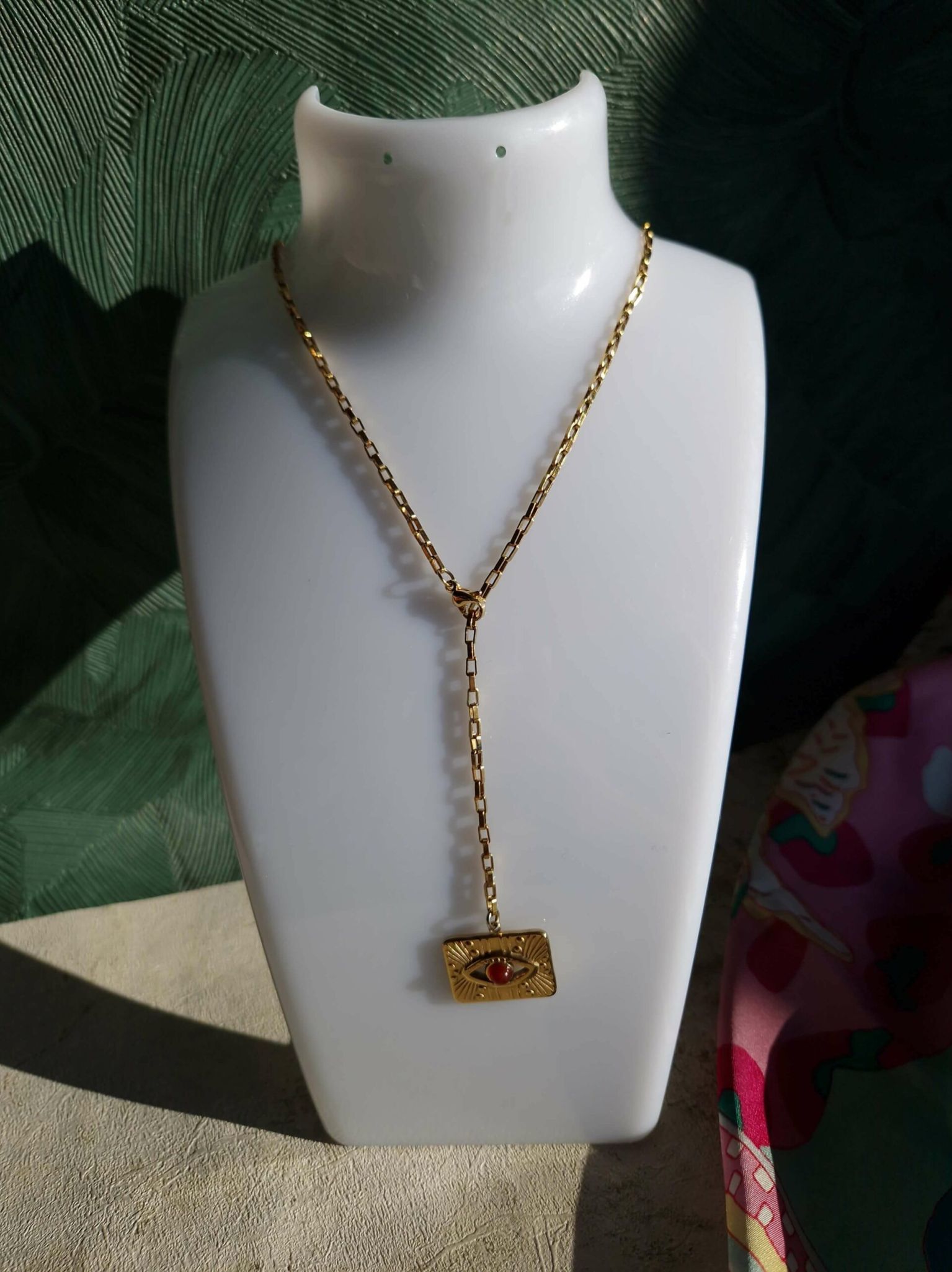 Collier en acier inoxydable couleur or, et pierres naturelles semi-précieuses, agate rouge