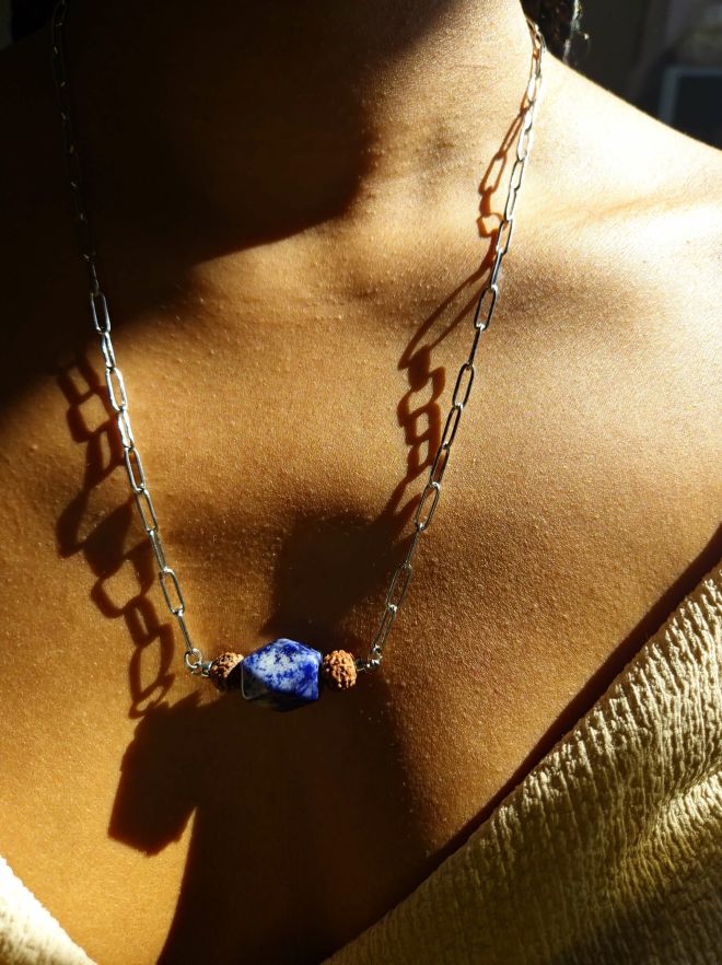 Collier fait main avec graines de rudraksha, sodalite et acier inoxydable