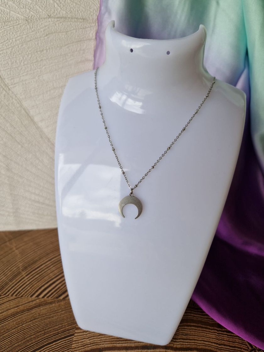 Collier Sélène chaine boule en acier inoxydable et croissant de lune