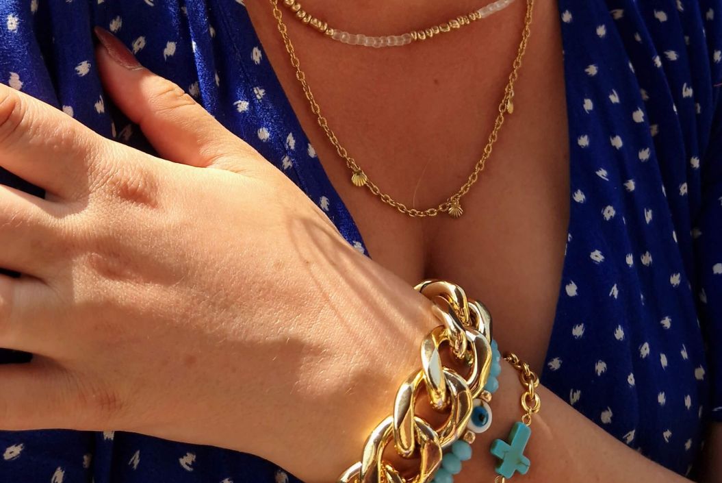accumulation de bijoux