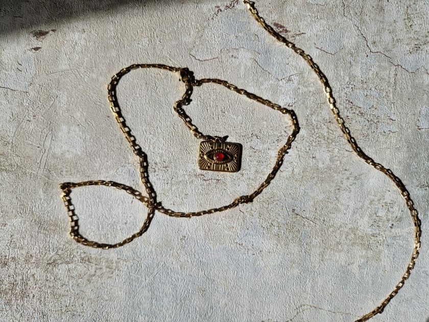 Collier en acier inoxydable couleur or, et pierres naturelles semi-précieuses, agate rouge