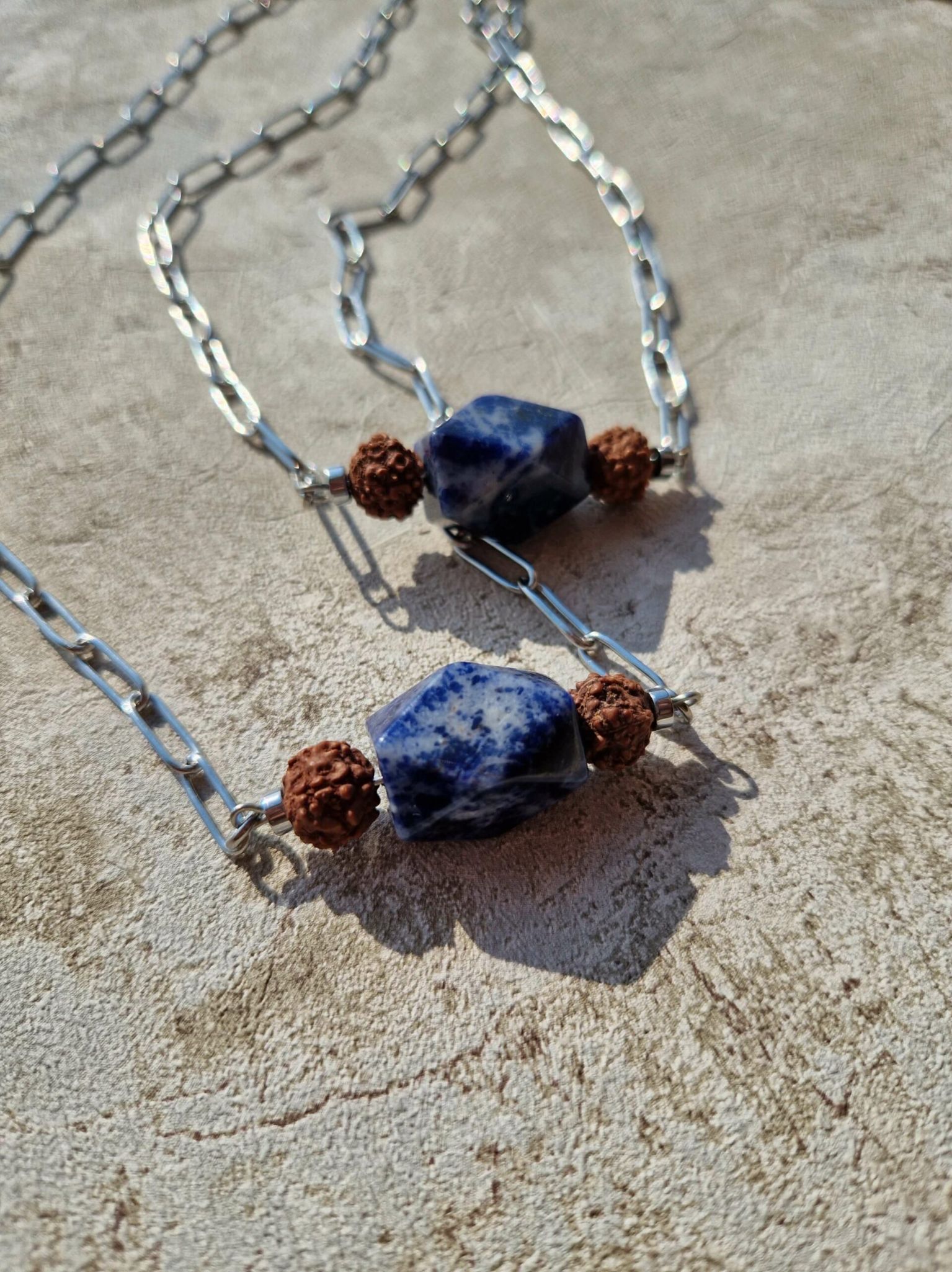 Collier fait main avec graines de rudraksha, sodalite et acier inoxydable