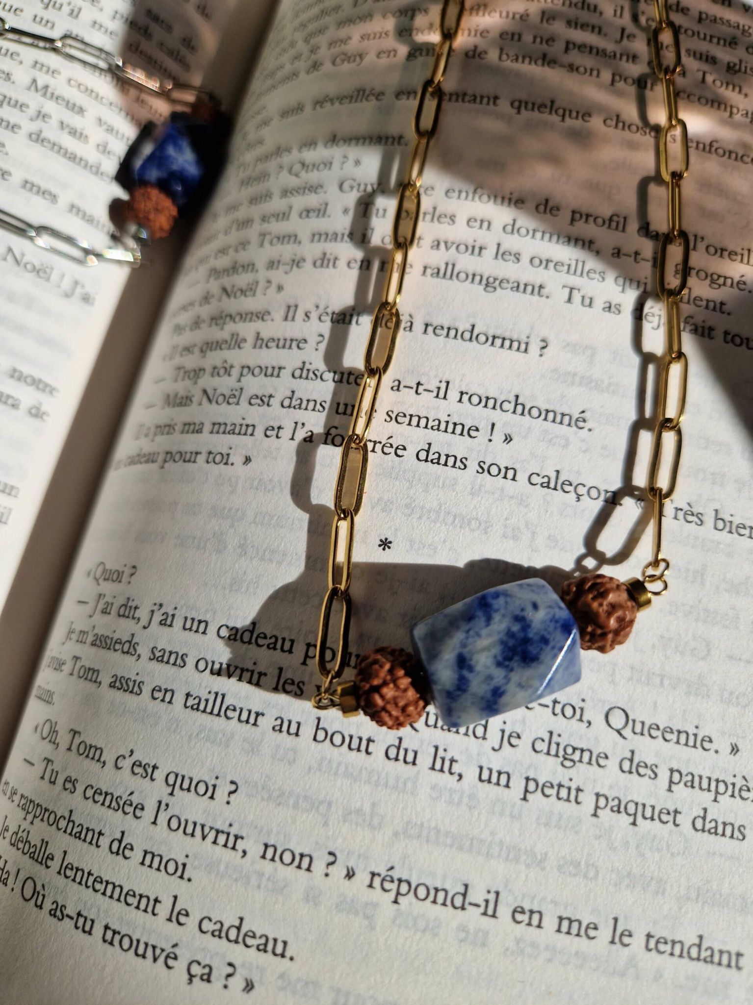 Collier fait main avec graines de rudraksha, sodalite et acier inoxydable