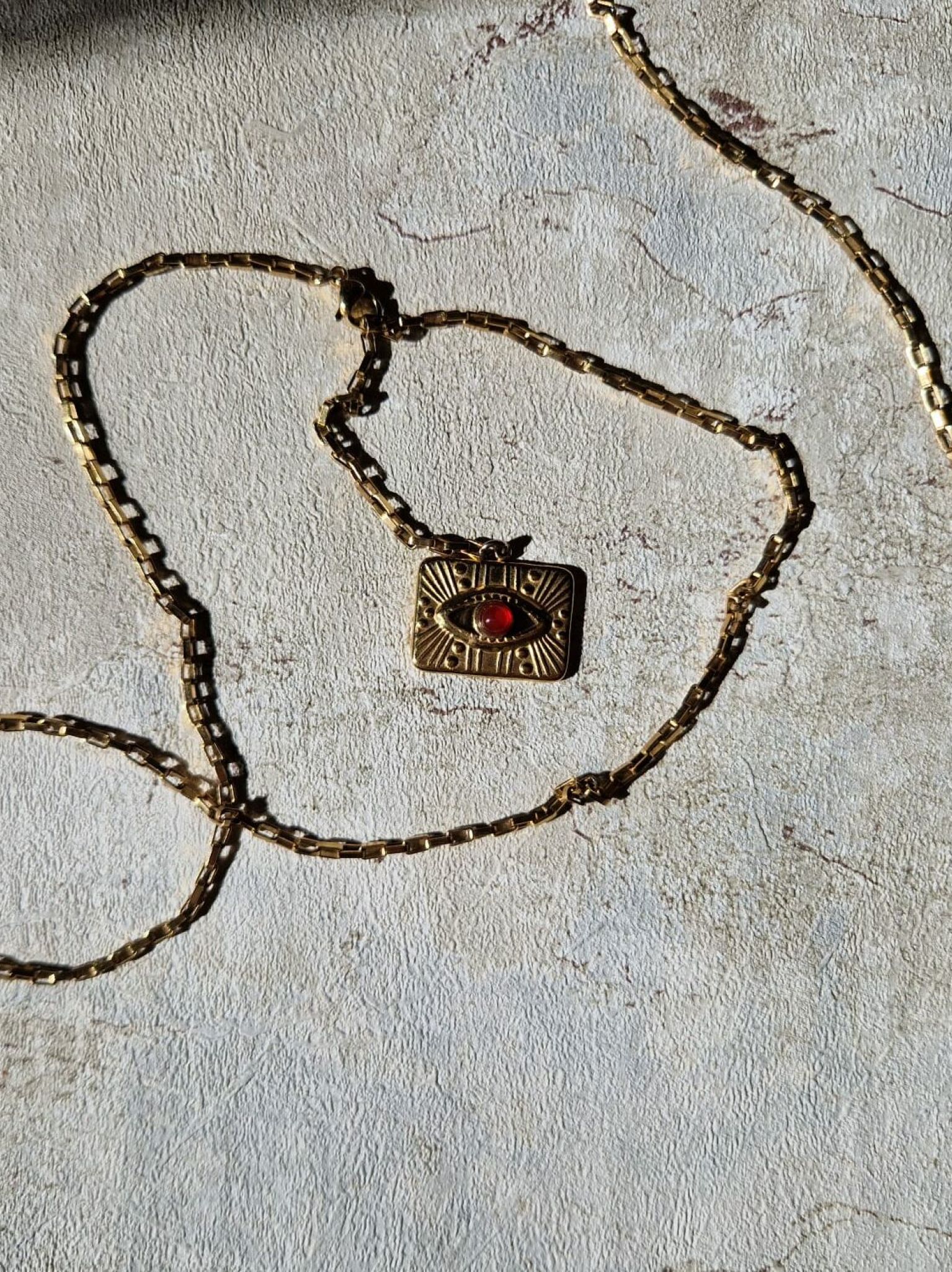 Collier en acier inoxydable couleur or, et pierres naturelles semi-précieuses, agate rouge