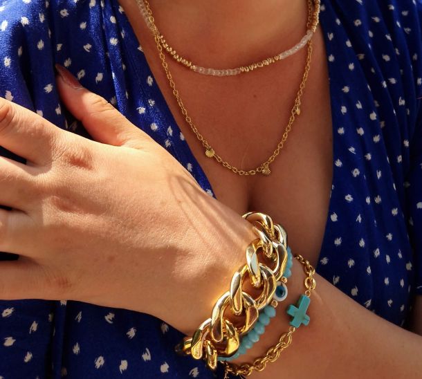 accumulation de bijoux