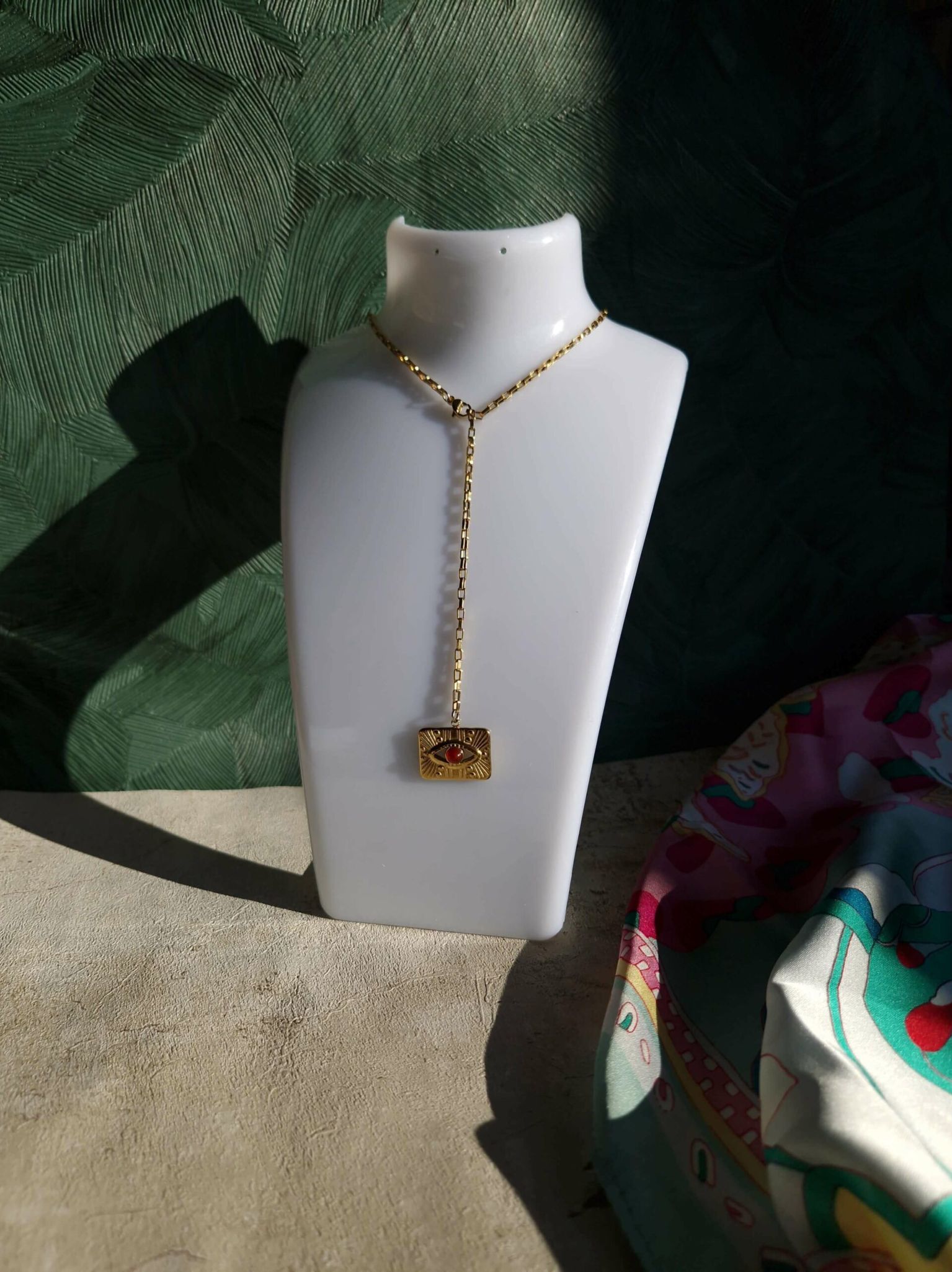 Collier en acier inoxydable couleur or, et pierres naturelles semi-précieuses, agate rouge