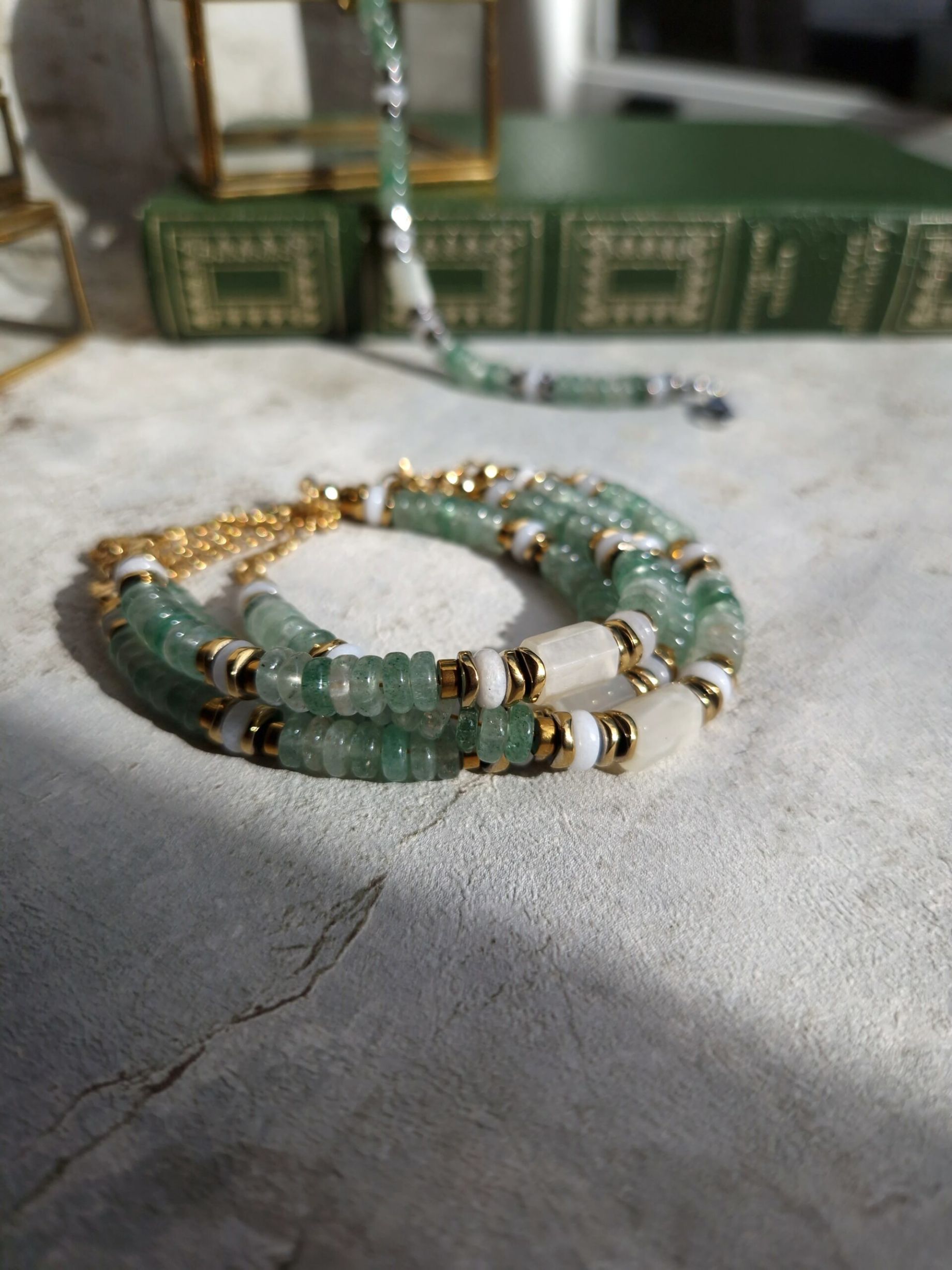 Bijou astrologique en acier inoxydable et pierres naturelles