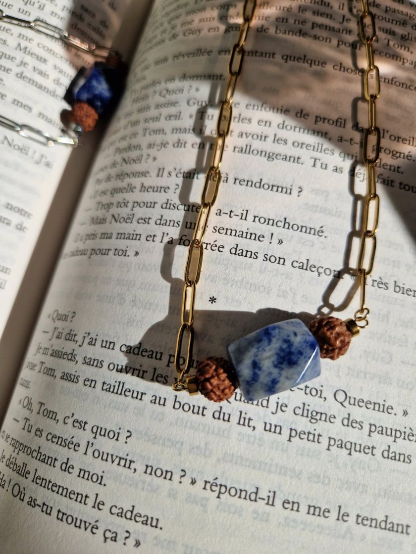 Collier fait main avec graines de rudraksha, sodalite et acier inoxydable